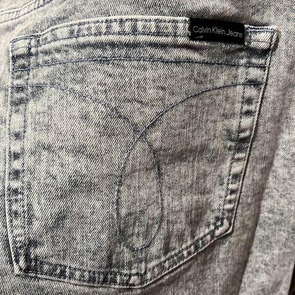 Brand New Classic Calvin Klein Stone Washed Distressed Light Blue Jeans Shorts! - Picture 2 of 8